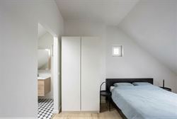 In de Hazestropdreef in Drongen staat deze volledig vernieuwde halfopen woning. Rustige en kindvriendelijke buurt, met Gent vlakbij. Hier woon je ruim...