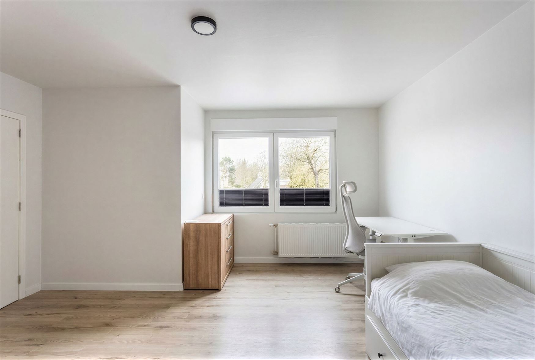 In de Hazestropdreef in Drongen staat deze volledig vernieuwde halfopen woning. Rustige en kindvriendelijke buurt, met Gent vlakbij. Hier woon je ruim...