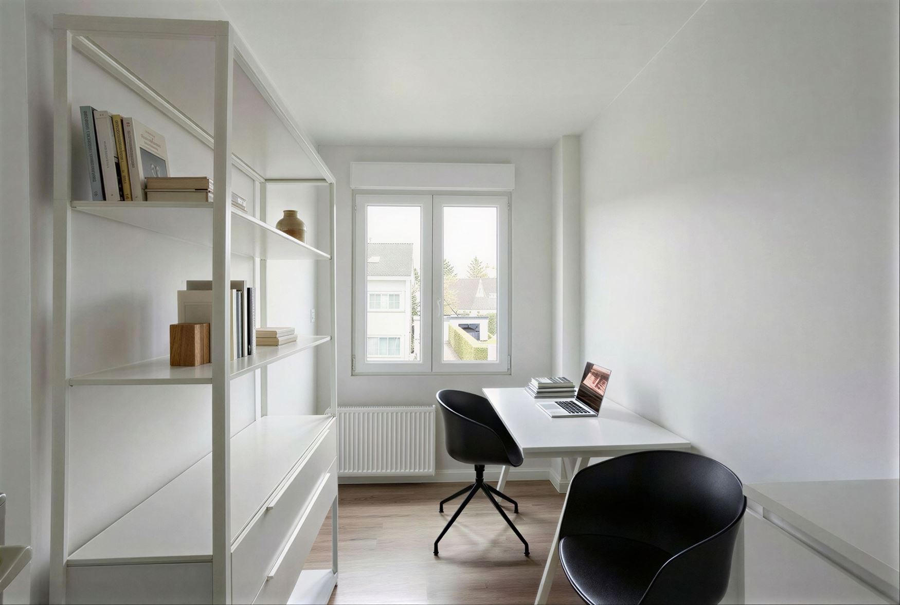 In de Hazestropdreef in Drongen staat deze volledig vernieuwde halfopen woning. Rustige en kindvriendelijke buurt, met Gent vlakbij. Hier woon je ruim...