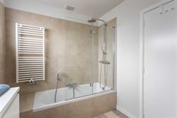 In de Hazestropdreef in Drongen staat deze volledig vernieuwde halfopen woning. Rustige en kindvriendelijke buurt, met Gent vlakbij. Hier woon je ruim...