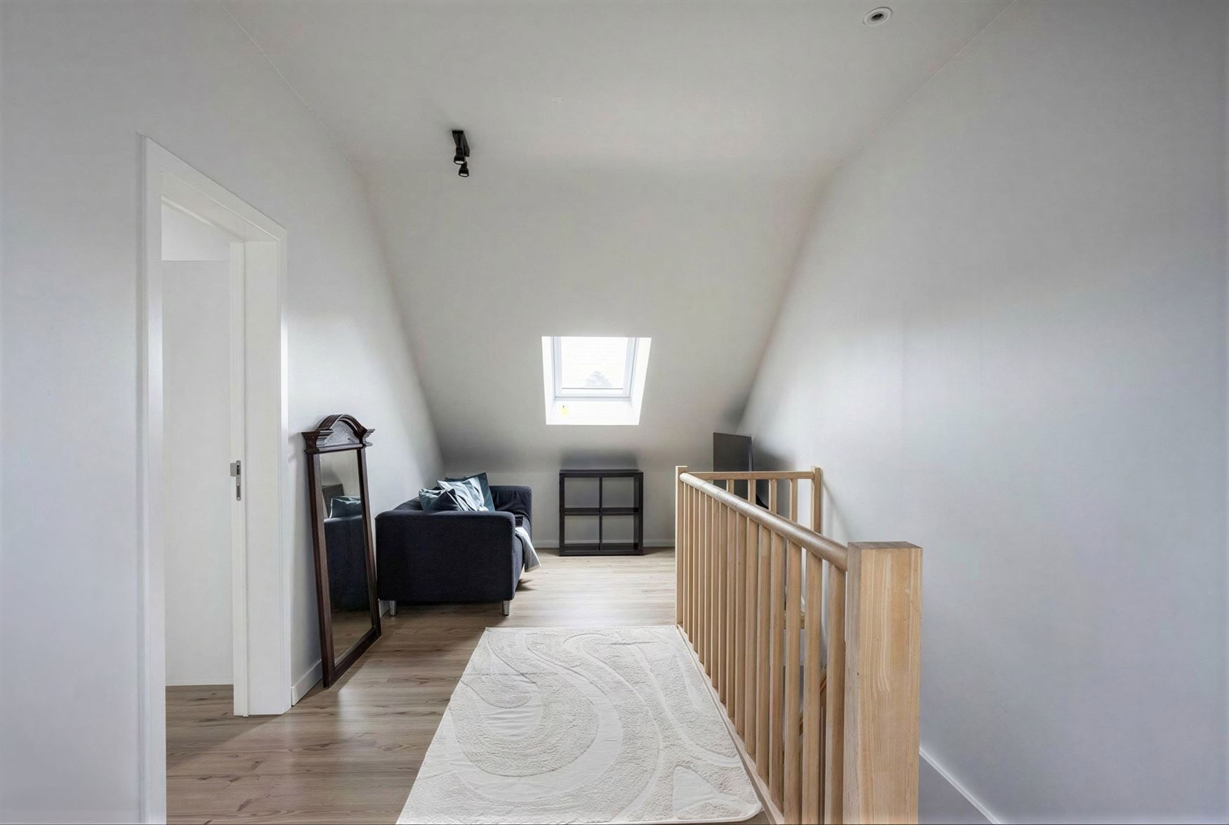 In de Hazestropdreef in Drongen staat deze volledig vernieuwde halfopen woning. Rustige en kindvriendelijke buurt, met Gent vlakbij. Hier woon je ruim...