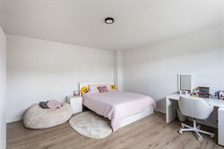 In de Hazestropdreef in Drongen staat deze volledig vernieuwde halfopen woning. Rustige en kindvriendelijke buurt, met Gent vlakbij. Hier woon je ruim...