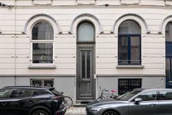 Investeren in Gent? Dan zit je hier goed. In de Lieven de Winnestraat, vlak bij de Coupure, ligt dit studentenhuis met 8 kamers. In een stad waar het ...
