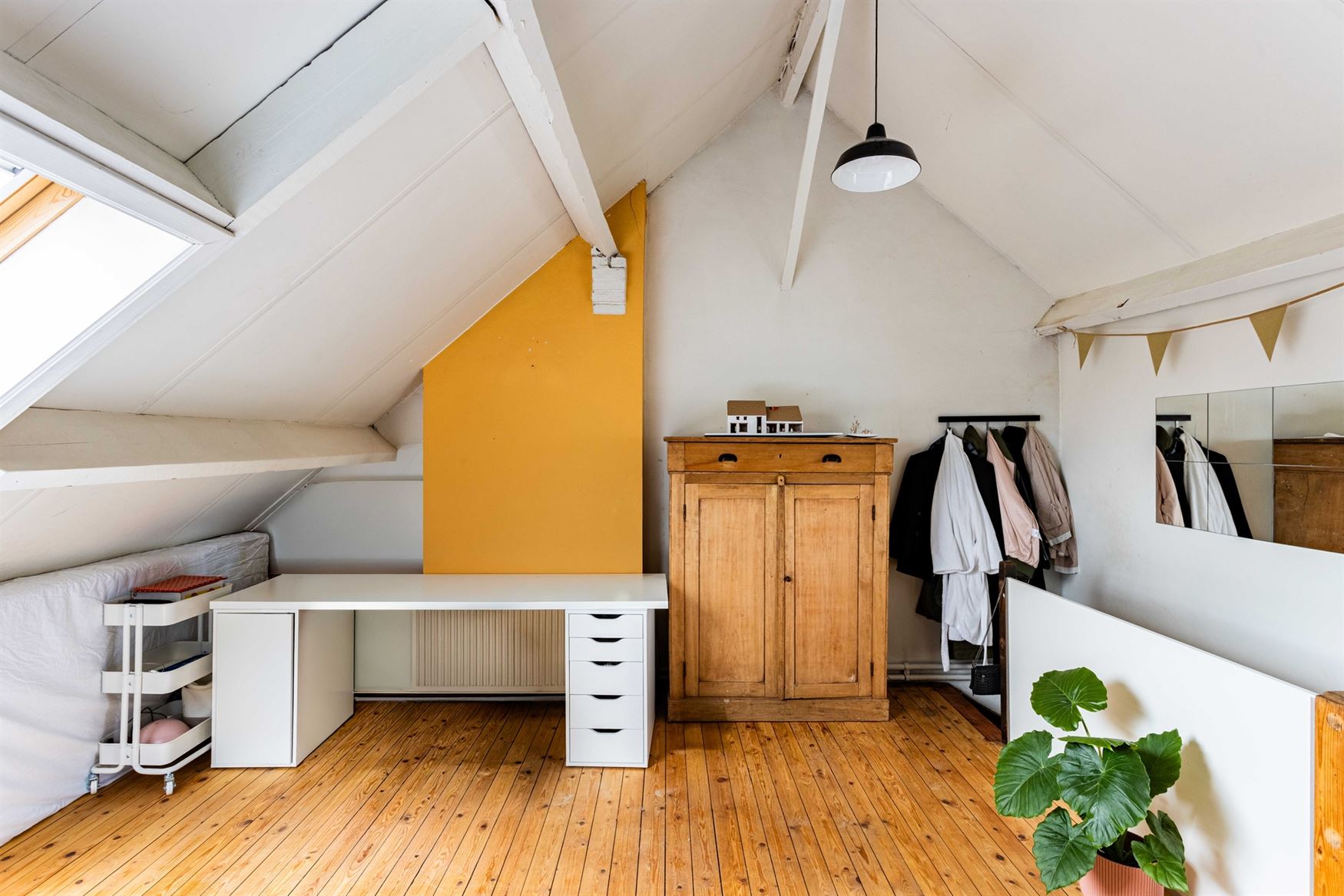 Investeren in Gent? Dan zit je hier goed. In de Lieven de Winnestraat, vlak bij de Coupure, ligt dit studentenhuis met 8 kamers. In een stad waar het ...
