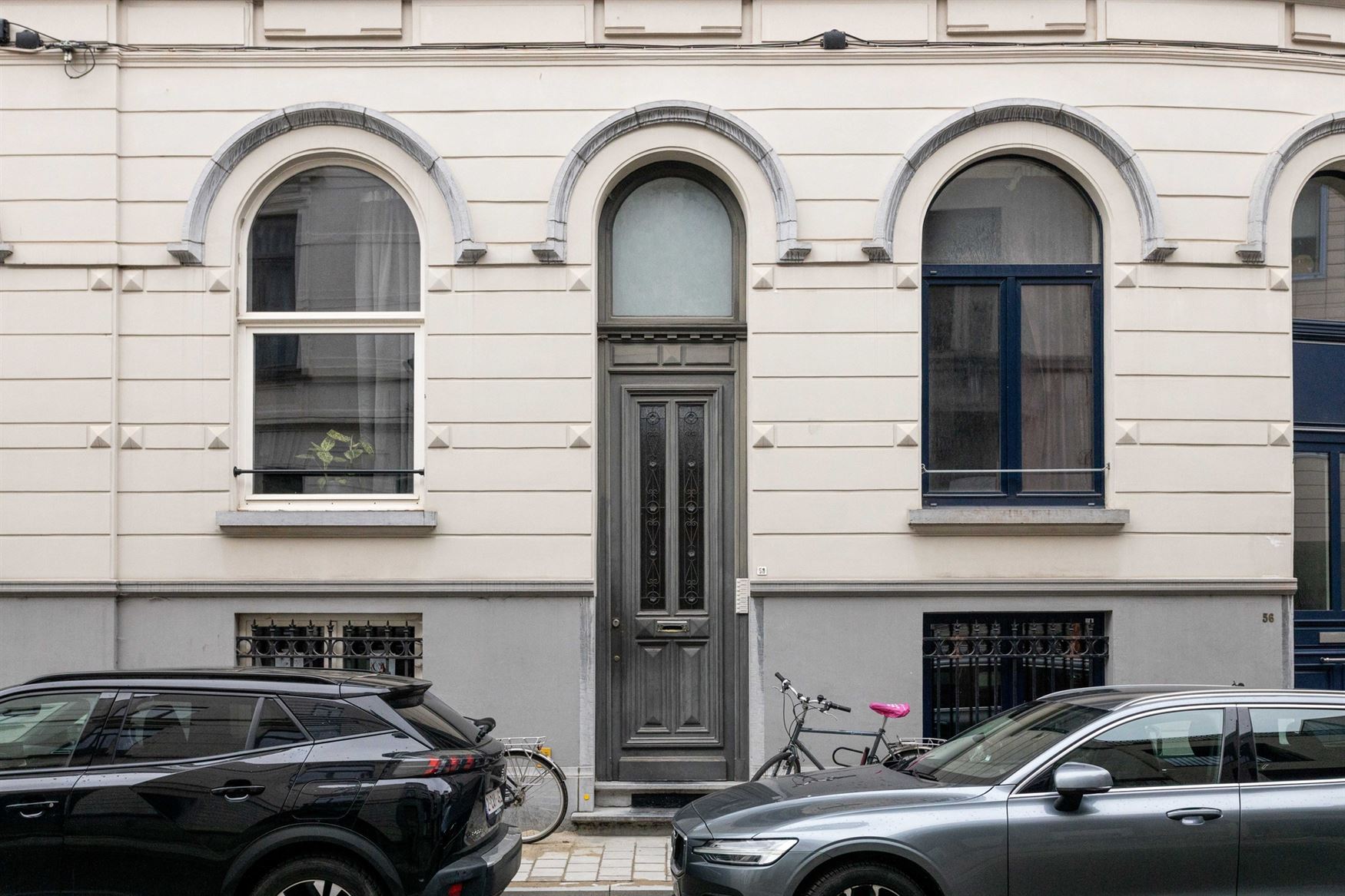 Investeren in Gent? Dan zit je hier goed. In de Lieven de Winnestraat, vlak bij de Coupure, ligt dit studentenhuis met 8 kamers. In een stad waar het ...