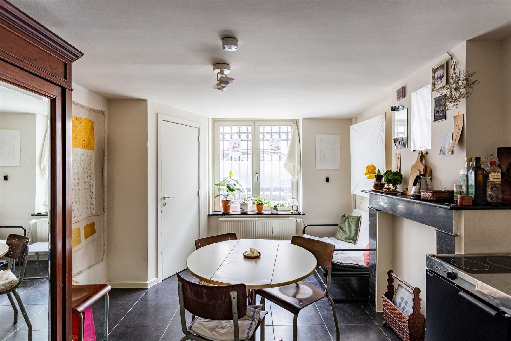 Investeren in Gent? Dan zit je hier goed. In de Lieven de Winnestraat, vlak bij de Coupure, ligt dit studentenhuis met 8 kamers. In een stad waar het ...