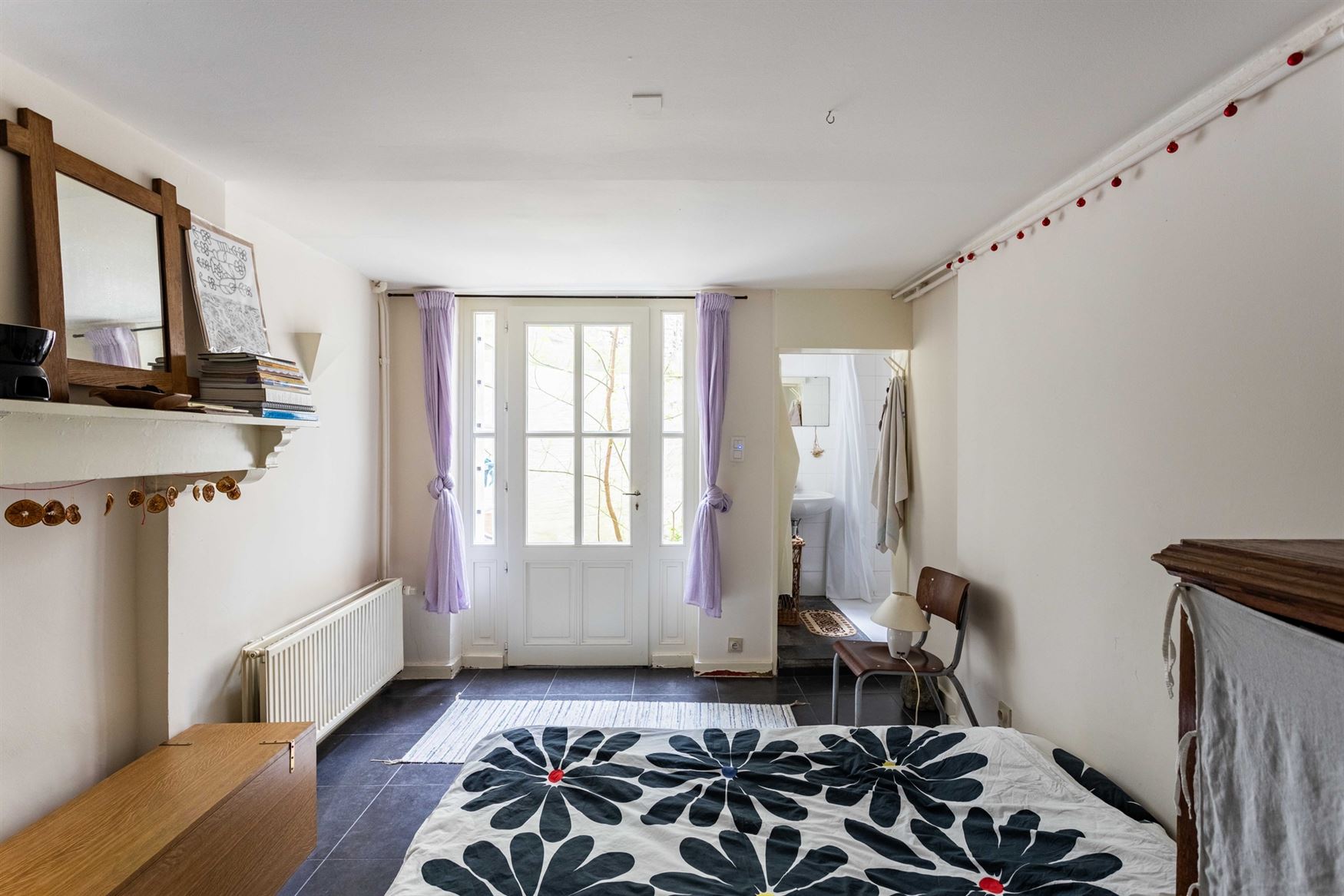Investeren in Gent? Dan zit je hier goed. In de Lieven de Winnestraat, vlak bij de Coupure, ligt dit studentenhuis met 8 kamers. In een stad waar het ...