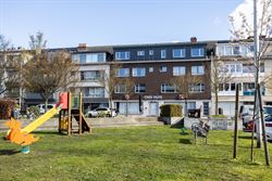 Op het Groenplein in Zelzate ligt dit sterk presterend opbrengsteigendom met een combinatie van handel en wonen. Een centrale ligging, volledig verhuu...