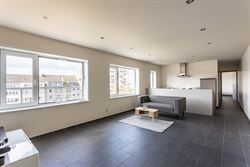 Op het Groenplein in Zelzate ligt dit sterk presterend opbrengsteigendom met een combinatie van handel en wonen. Een centrale ligging, volledig verhuu...