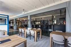 Op het Groenplein in Zelzate ligt dit sterk presterend opbrengsteigendom met een combinatie van handel en wonen. Een centrale ligging, volledig verhuu...