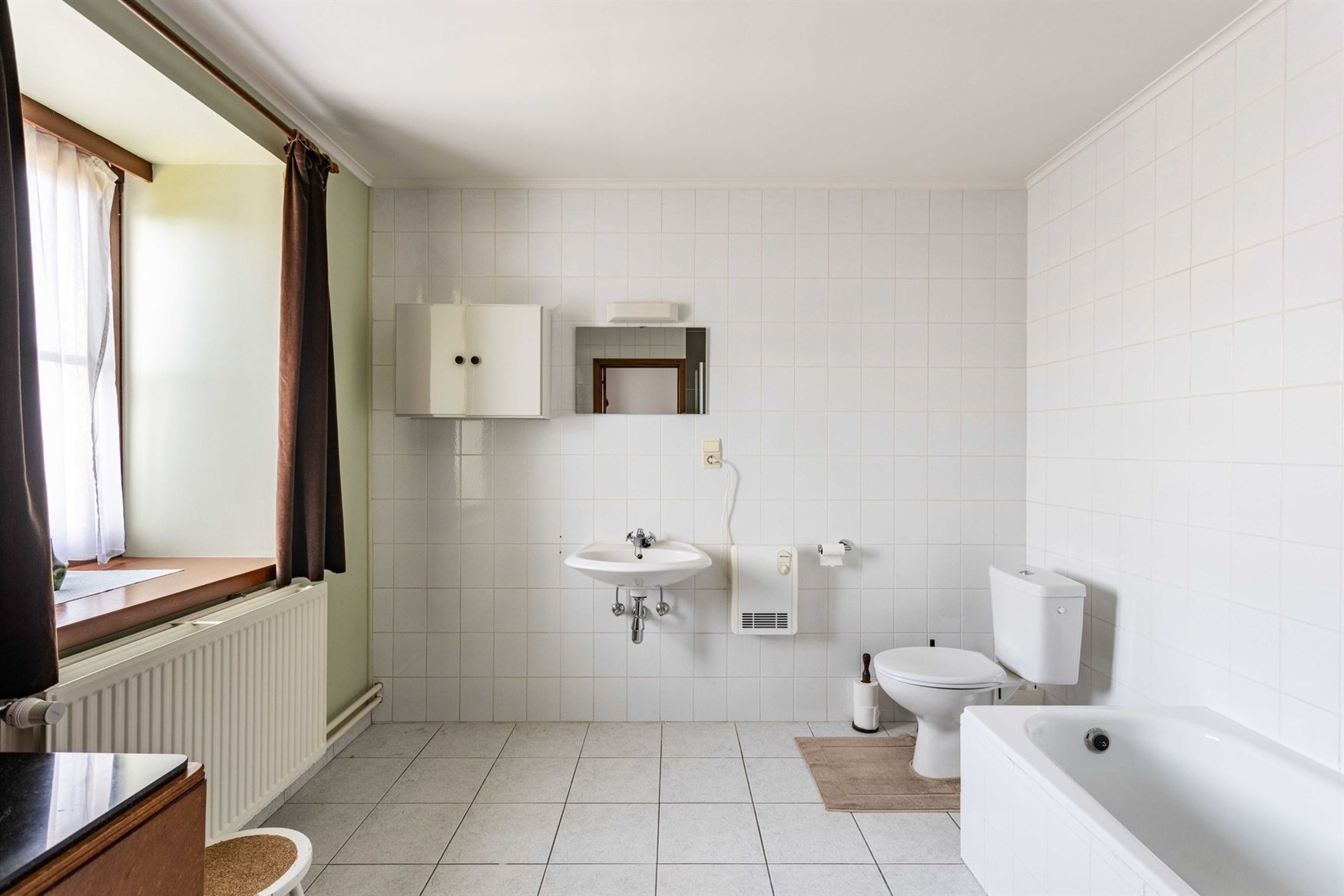 Deze open bebouwing combineert een aangename ligging met verrassend veel woonvolume. Met een bewoonbare oppervlakte van 264 m² geniet u hier van ruim...