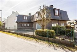 Deze open bebouwing combineert een aangename ligging met verrassend veel woonvolume. Met een bewoonbare oppervlakte van 264 m² geniet u hier van ruim...