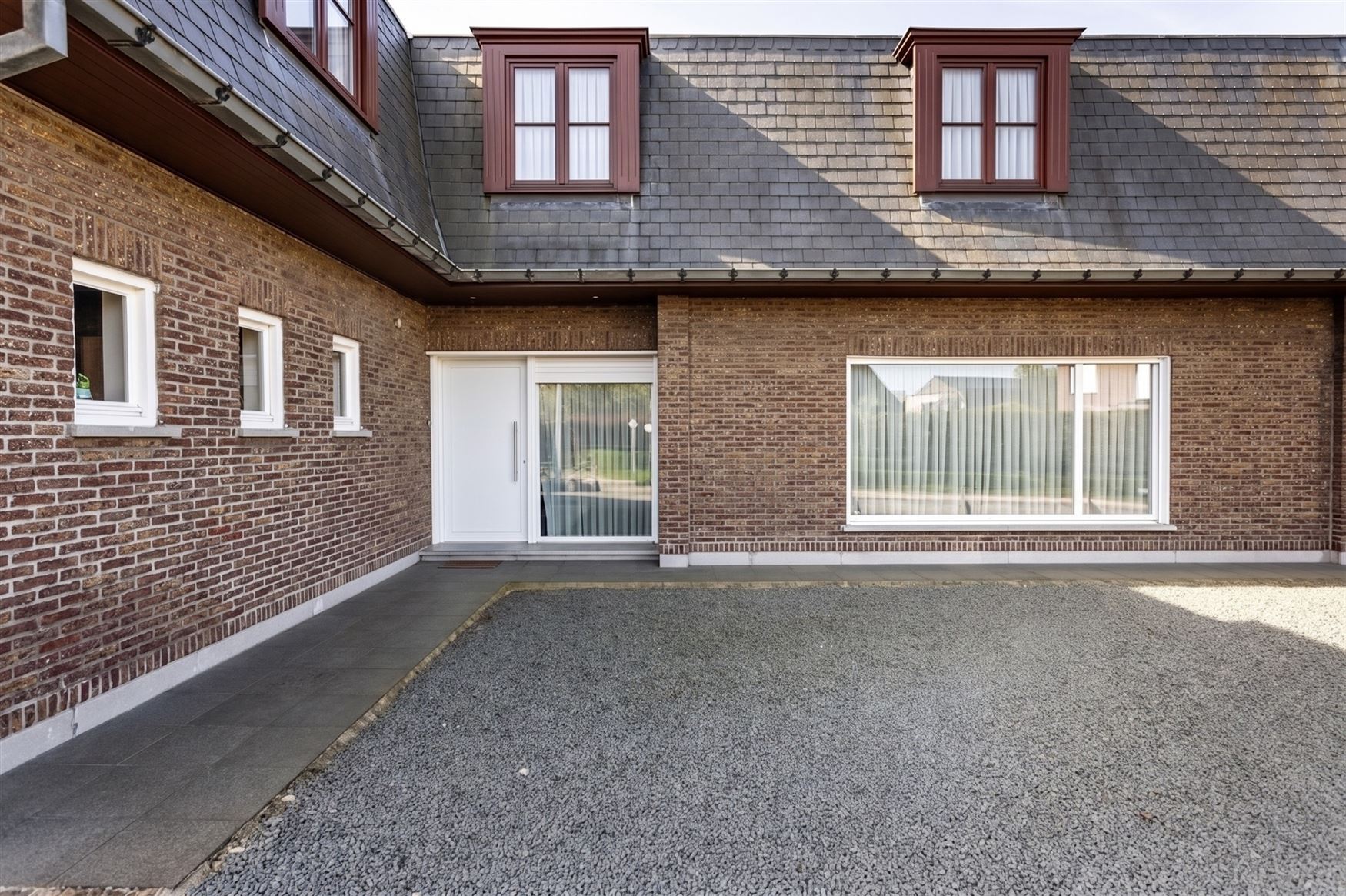 Deze open bebouwing combineert een aangename ligging met verrassend veel woonvolume. Met een bewoonbare oppervlakte van 264 m² geniet u hier van ruim...