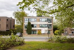 Instapklaar en lichtrijk wonen aan een groen plein in Sint-Amandsberg. Dit gerenoveerde modelappartement van 115 m² combineert ruimte, licht en een r...