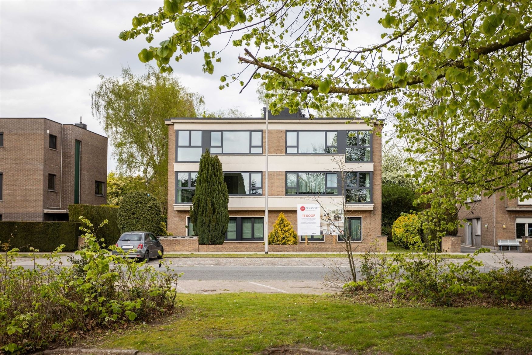 Instapklaar en lichtrijk wonen aan een groen plein in Sint-Amandsberg. Dit gerenoveerde modelappartement van 115 m² combineert ruimte, licht en een r...