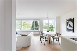 Instapklaar en lichtrijk wonen aan een groen plein in Sint-Amandsberg. Dit gerenoveerde modelappartement van 115 m² combineert ruimte, licht en een r...