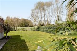 Wonen tussen water en open ruimte. Deze halfopen woning in de Koning Leopoldstraat 71 in Lovendegem kijkt vooraan uit op het Schipdonkkanaal en achter...