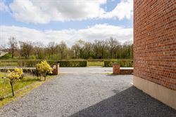 Wonen tussen water en open ruimte. Deze halfopen woning in de Koning Leopoldstraat 71 in Lovendegem kijkt vooraan uit op het Schipdonkkanaal en achter...