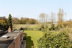 Wonen tussen water en open ruimte. Deze halfopen woning in de Koning Leopoldstraat 71 in Lovendegem kijkt vooraan uit op het Schipdonkkanaal en achter...