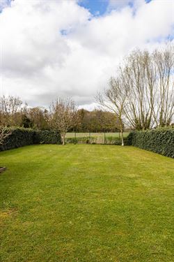 Wonen tussen water en open ruimte. Deze halfopen woning in de Koning Leopoldstraat 71 in Lovendegem kijkt vooraan uit op het Schipdonkkanaal en achter...