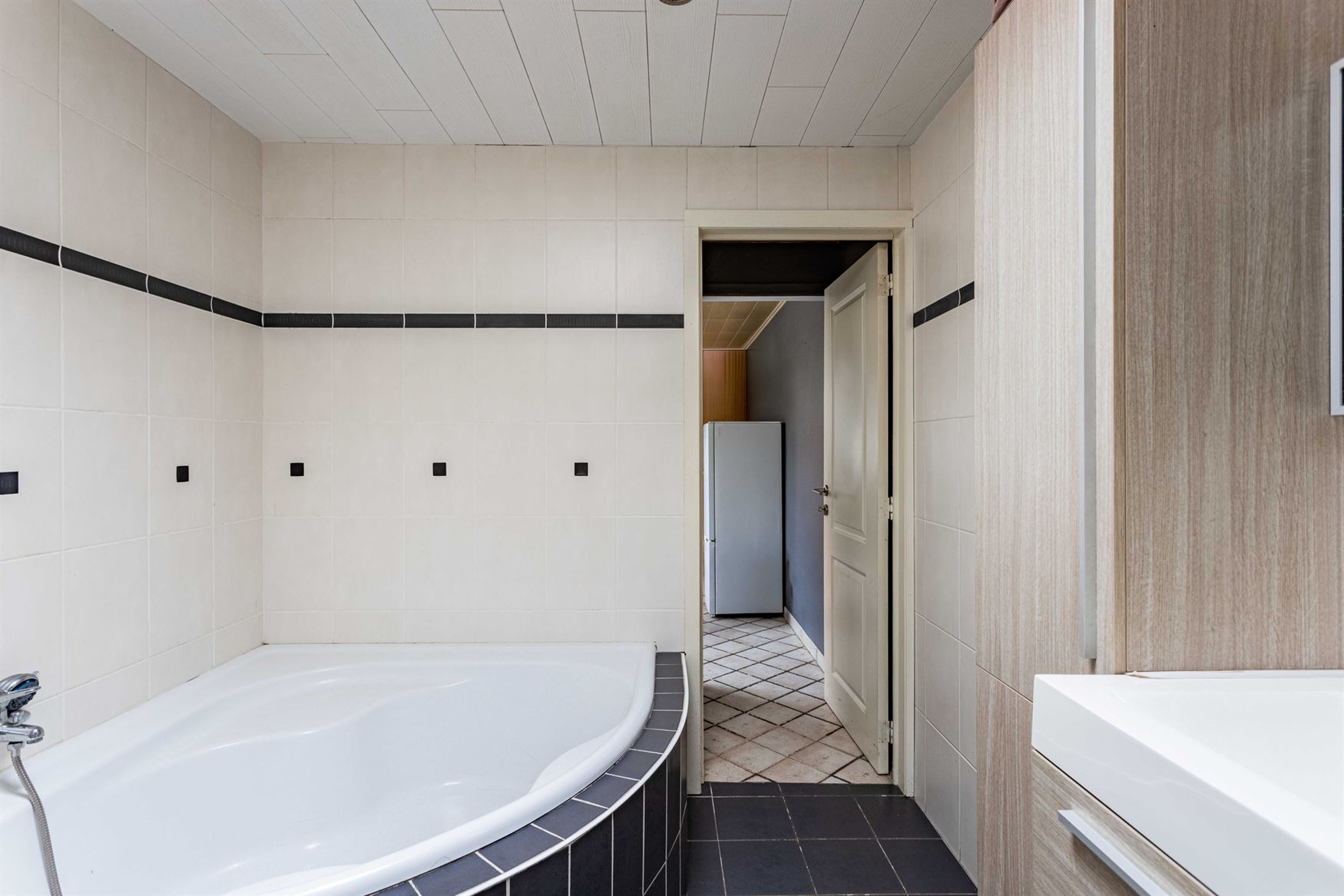 Wonen tussen water en open ruimte. Deze halfopen woning in de Koning Leopoldstraat 71 in Lovendegem kijkt vooraan uit op het Schipdonkkanaal en achter...