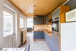 Wonen tussen water en open ruimte. Deze halfopen woning in de Koning Leopoldstraat 71 in Lovendegem kijkt vooraan uit op het Schipdonkkanaal en achter...