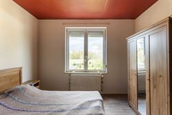 Wonen tussen water en open ruimte. Deze halfopen woning in de Koning Leopoldstraat 71 in Lovendegem kijkt vooraan uit op het Schipdonkkanaal en achter...