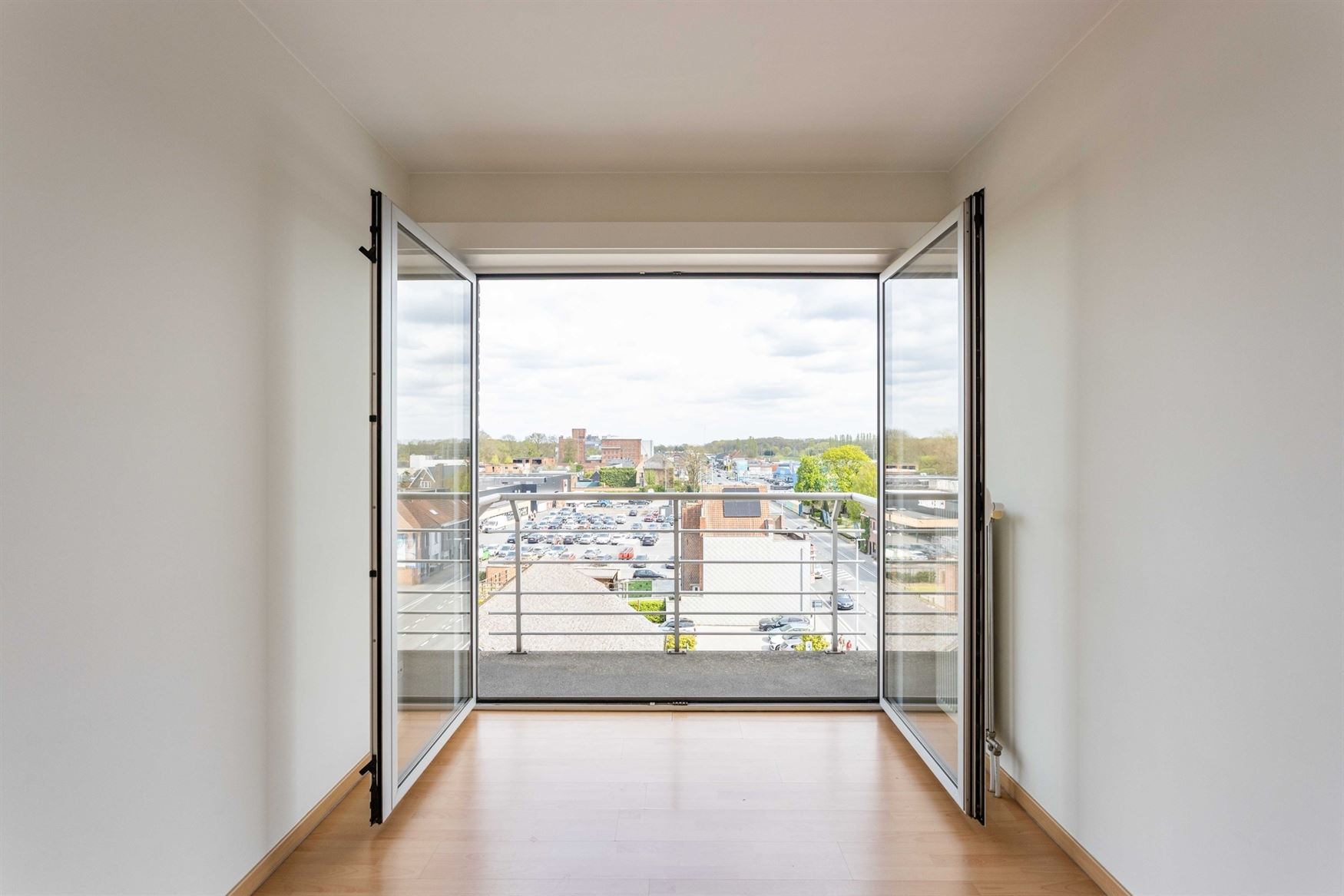 In de Gentstraat in Deinze ontdek je dit perfect onderhouden en instapklare appartement op de vijfde verdieping van een verzorgd gebouw uit 2006. Hier...