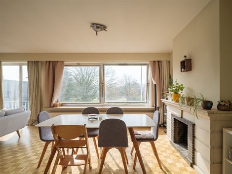 In een groene en rustige buurt van Sint-Amandsberg, pal aan een aangenaam groen plein, ligt dit lichtrijke appartement van 115 m². Hier woon je in al...