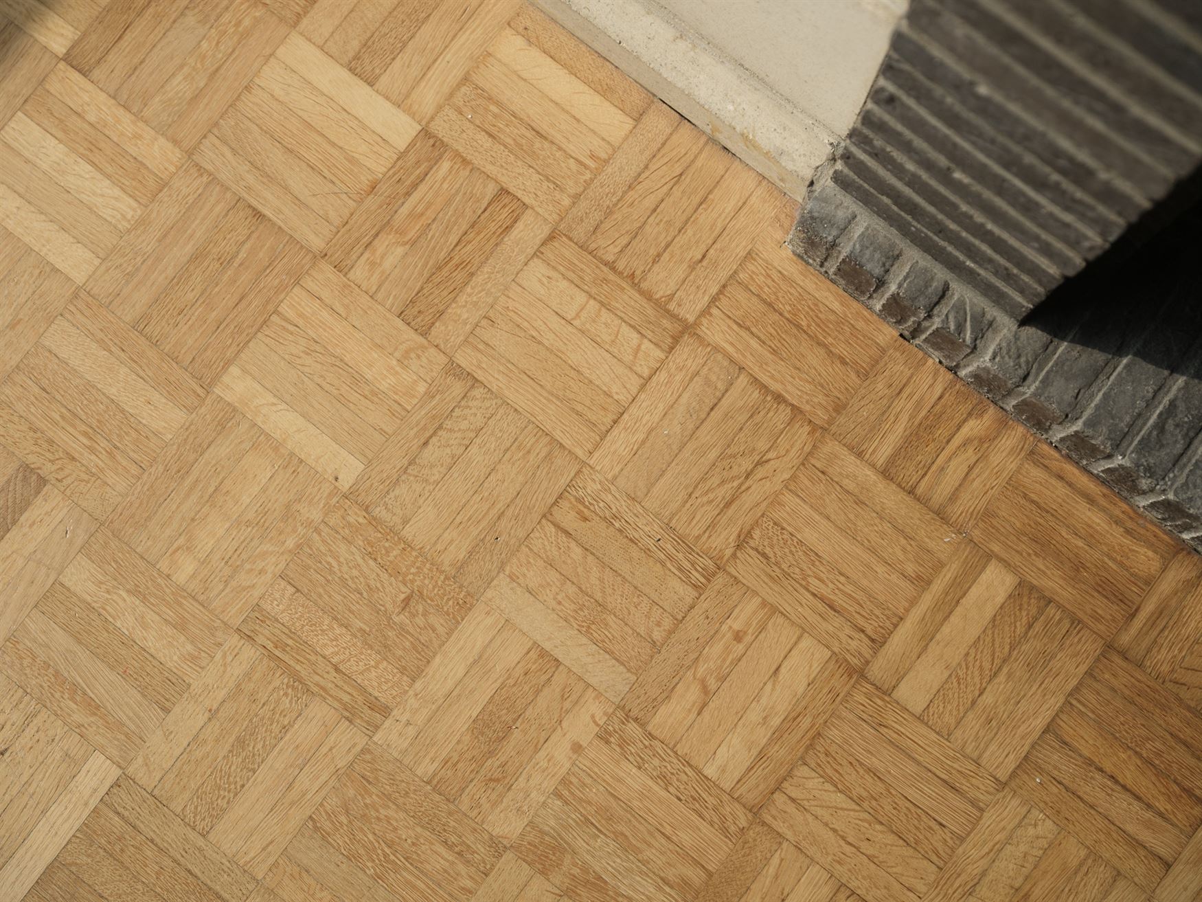 In een groene en rustige buurt van Sint-Amandsberg, pal aan een aangenaam groen plein, ligt dit lichtrijke appartement van 115 m². Hier woon je in al...