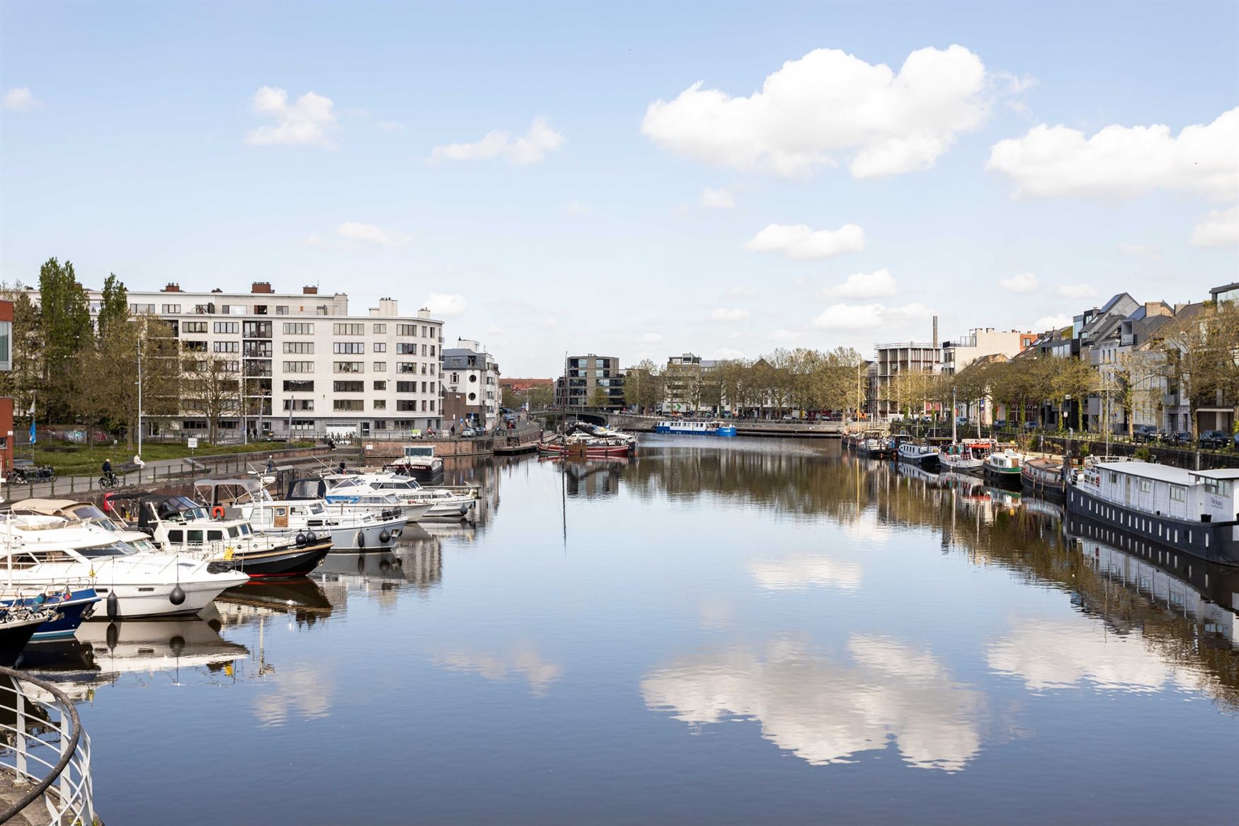Wonen aan de Visserij is wonen in een hippe en levendige buurt in Gent. Hier zit je vlak bij het centrum, omringd door water, groen en gezellige hotsp...