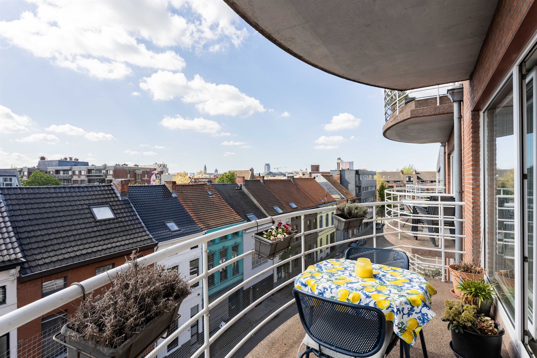 Wonen aan de Visserij is wonen in een hippe en levendige buurt in Gent. Hier zit je vlak bij het centrum, omringd door water, groen en gezellige hotsp...