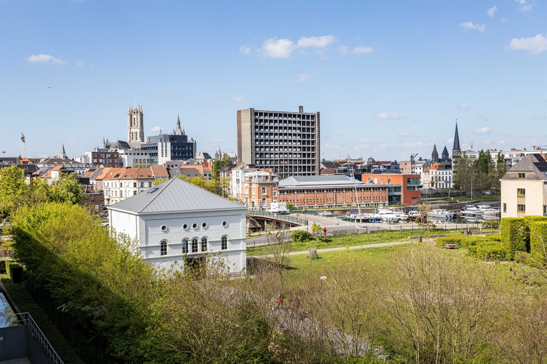 Wonen aan de Visserij is wonen in een hippe en levendige buurt in Gent. Hier zit je vlak bij het centrum, omringd door water, groen en gezellige hotsp...