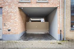 In de Jules Persynstraat in Gentbrugge ligt deze recente eigendom die wonen en werken perfect combineert. Vlot bereikbaar en met een indrukwekkend vol...