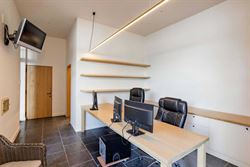 In de Jules Persynstraat in Gentbrugge ligt deze recente eigendom die wonen en werken perfect combineert. Vlot bereikbaar en met een indrukwekkend vol...