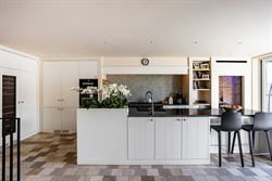 In de Jules Persynstraat in Gentbrugge ligt deze recente eigendom die wonen en werken perfect combineert. Vlot bereikbaar en met een indrukwekkend vol...