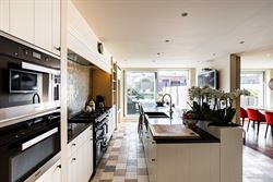 In de Jules Persynstraat in Gentbrugge ligt deze recente eigendom die wonen en werken perfect combineert. Vlot bereikbaar en met een indrukwekkend vol...