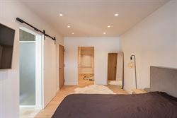 In de Jules Persynstraat in Gentbrugge ligt deze recente eigendom die wonen en werken perfect combineert. Vlot bereikbaar en met een indrukwekkend vol...