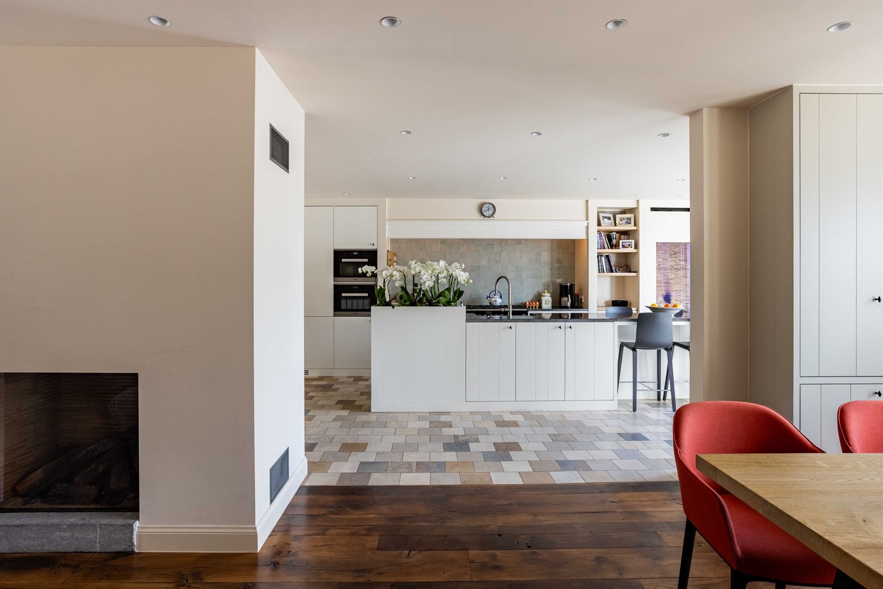 In de Jules Persynstraat in Gentbrugge ligt deze recente eigendom die wonen en werken perfect combineert. Vlot bereikbaar en met een indrukwekkend vol...