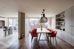 In de Jules Persynstraat in Gentbrugge ligt deze recente eigendom die wonen en werken perfect combineert. Vlot bereikbaar en met een indrukwekkend vol...