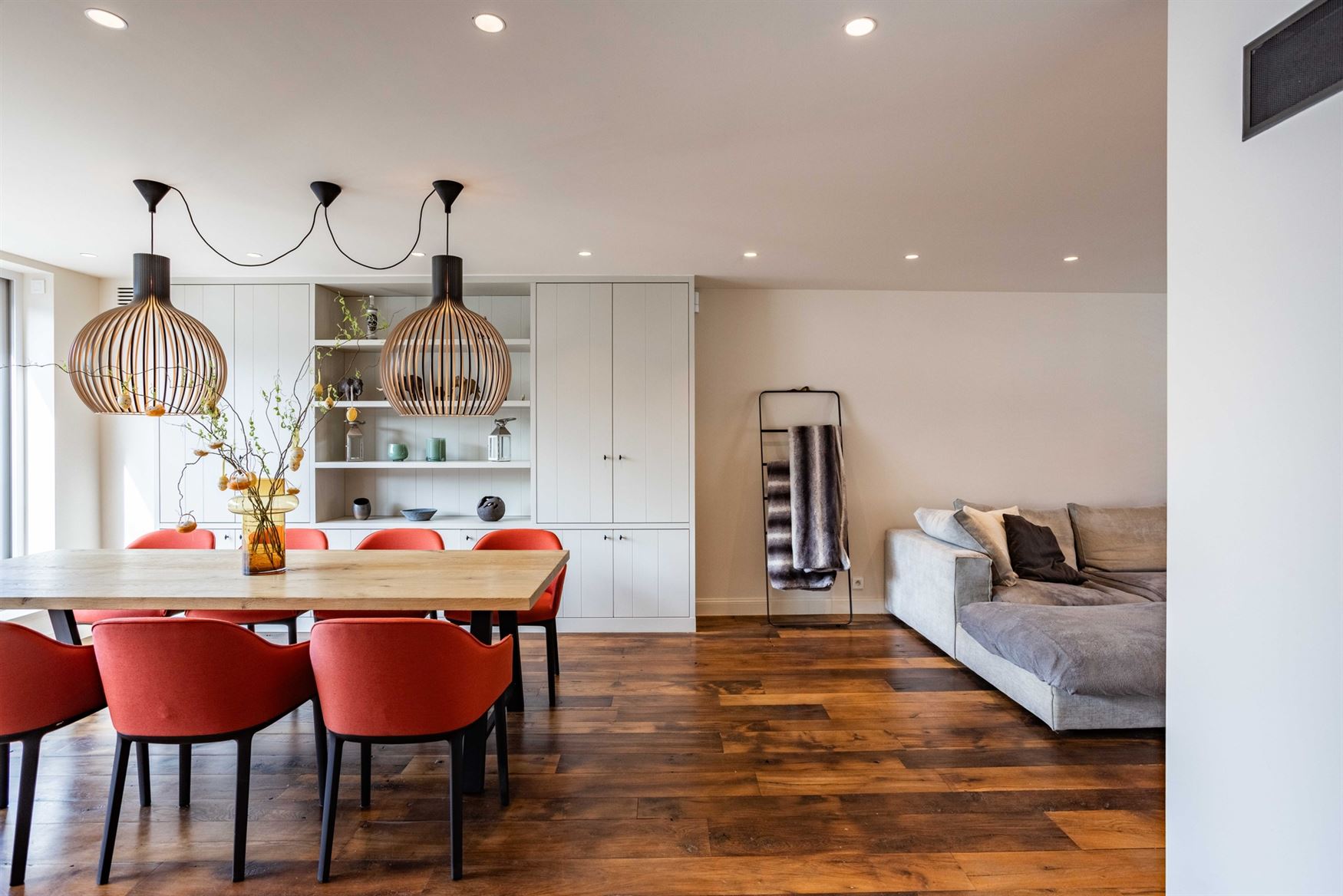 In de Jules Persynstraat in Gentbrugge ligt deze recente eigendom die wonen en werken perfect combineert. Vlot bereikbaar en met een indrukwekkend vol...