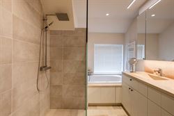 In de Jules Persynstraat in Gentbrugge ligt deze recente eigendom die wonen en werken perfect combineert. Vlot bereikbaar en met een indrukwekkend vol...