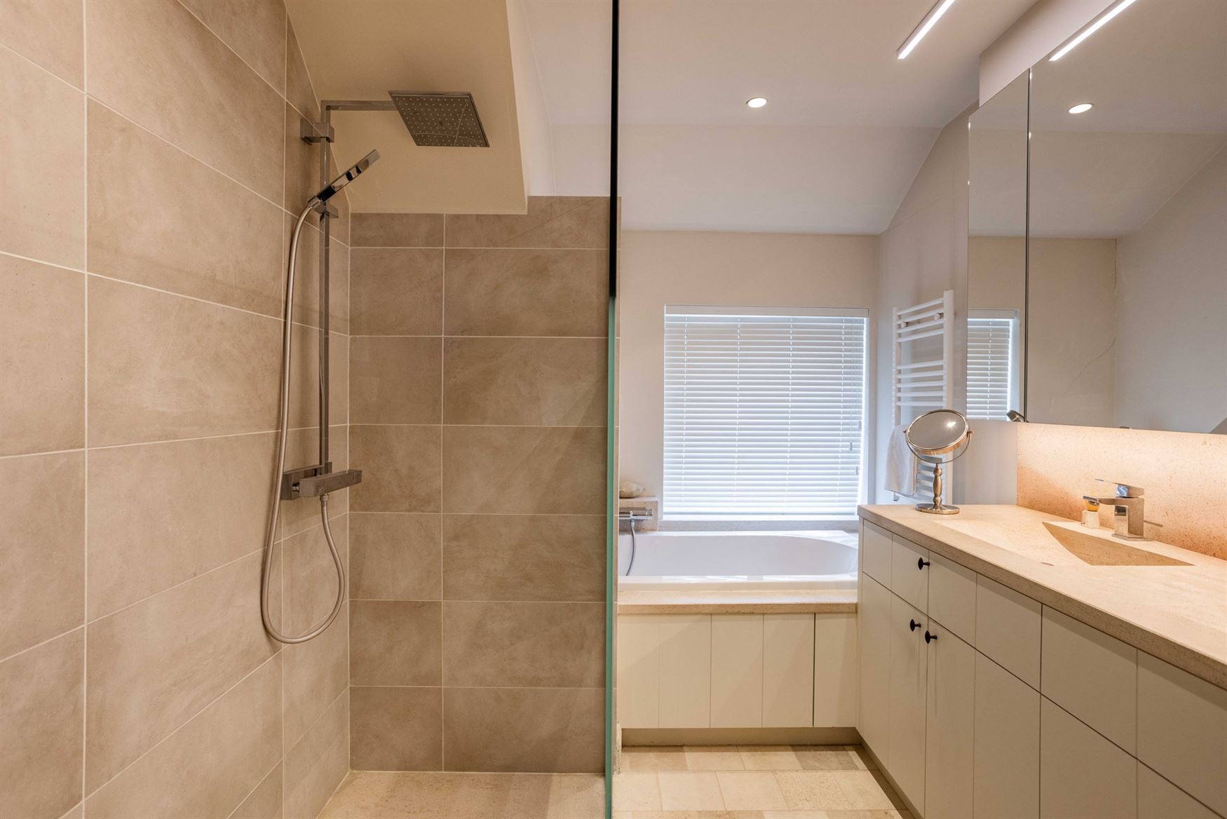 In de Jules Persynstraat in Gentbrugge ligt deze recente eigendom die wonen en werken perfect combineert. Vlot bereikbaar en met een indrukwekkend vol...