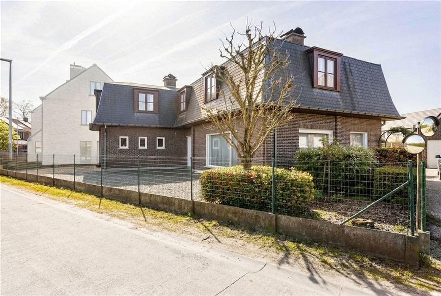 Deze open bebouwing combineert een aangename ligging met verrassend veel woonvolume. Met een bewoonbare oppervlakte van 264 m² geniet u hier van ruim...