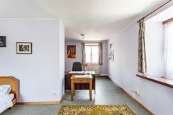 Deze open bebouwing combineert een aangename ligging met verrassend veel woonvolume. Met een bewoonbare oppervlakte van 264 m² geniet u hier van ruim...