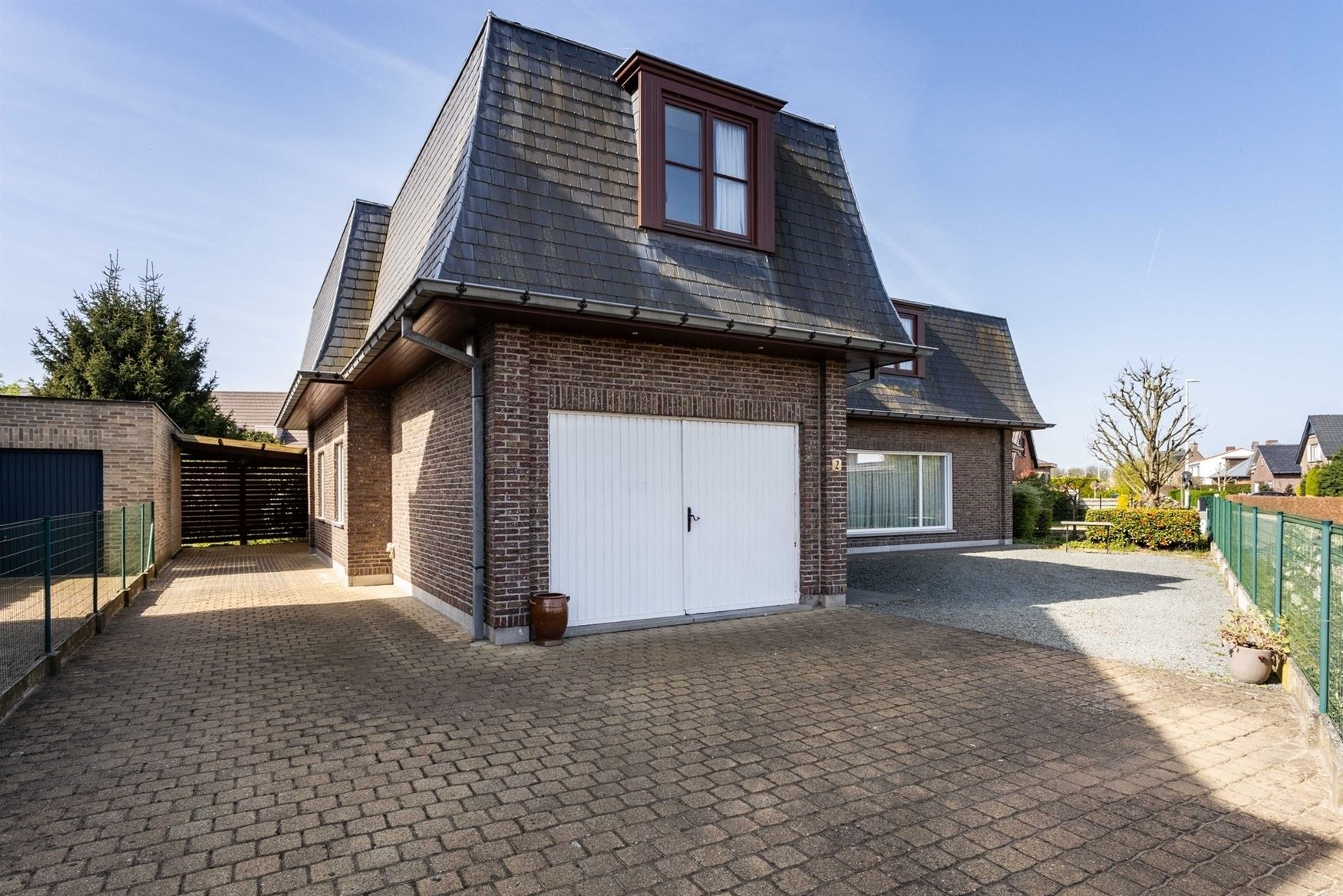 Deze open bebouwing combineert een aangename ligging met verrassend veel woonvolume. Met een bewoonbare oppervlakte van 264 m² geniet u hier van ruim...