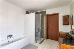 Deze open bebouwing combineert een aangename ligging met verrassend veel woonvolume. Met een bewoonbare oppervlakte van 264 m² geniet u hier van ruim...