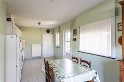 Deze open bebouwing combineert een aangename ligging met verrassend veel woonvolume. Met een bewoonbare oppervlakte van 264 m² geniet u hier van ruim...