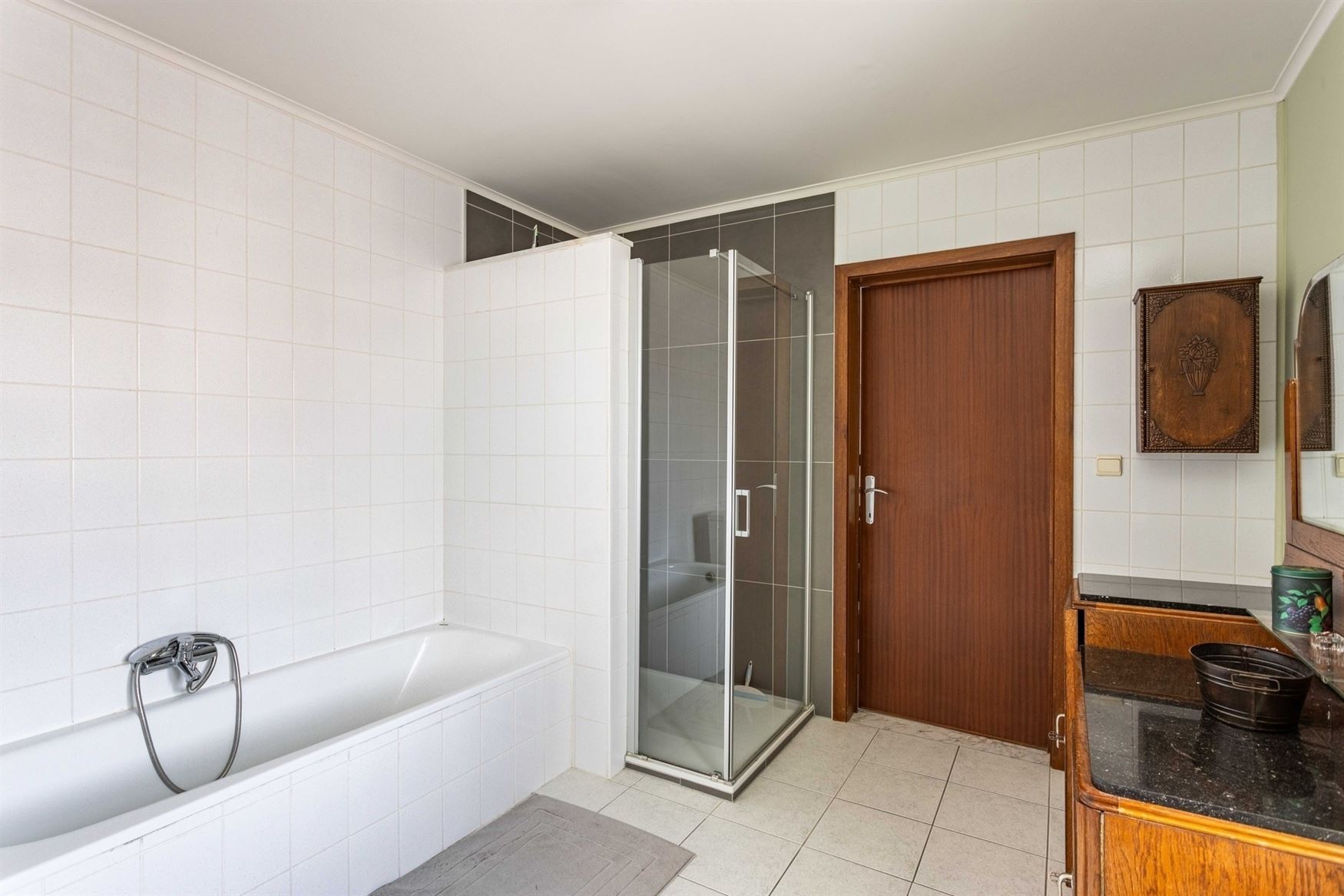 Deze open bebouwing combineert een aangename ligging met verrassend veel woonvolume. Met een bewoonbare oppervlakte van 264 m² geniet u hier van ruim...