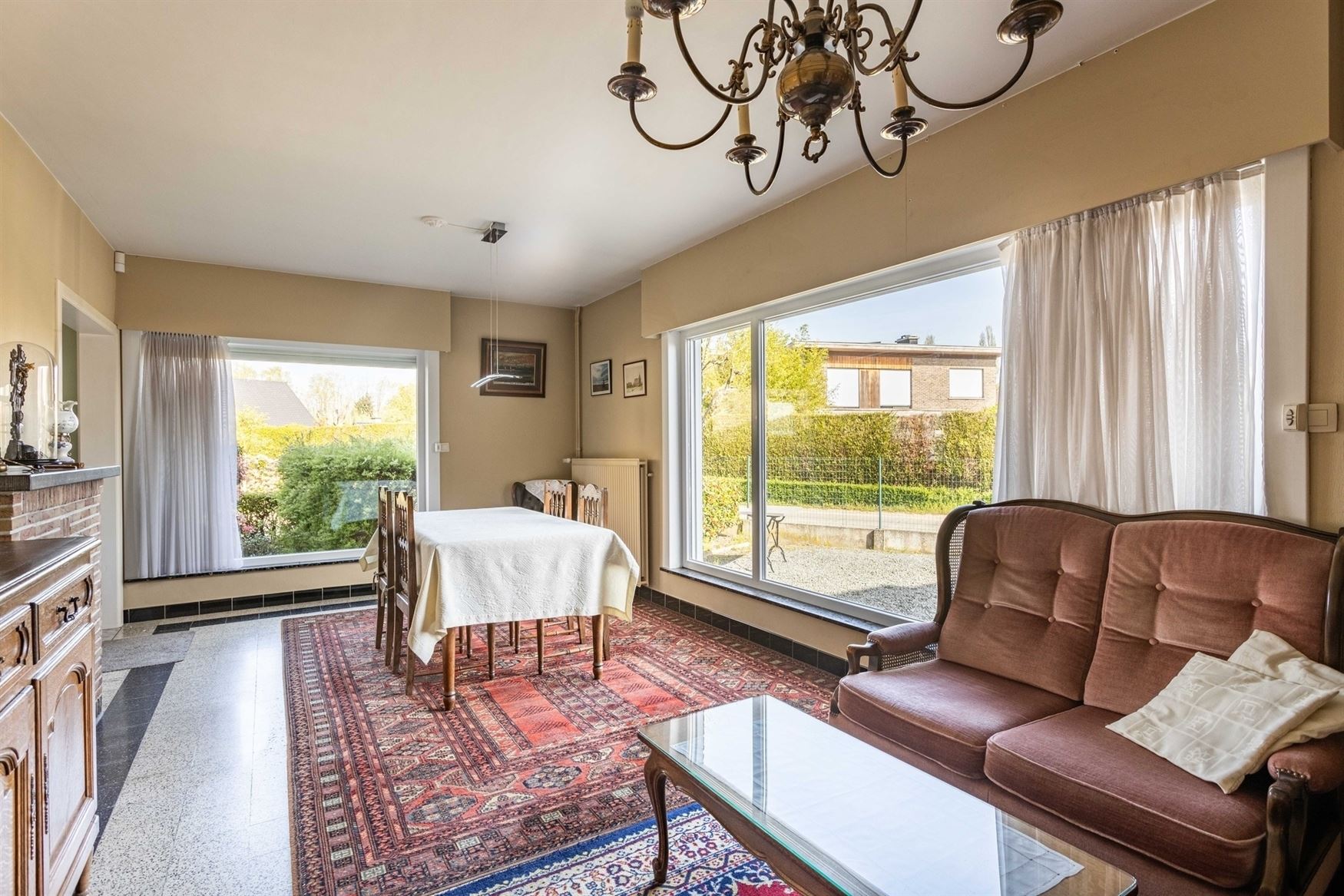 Deze open bebouwing combineert een aangename ligging met verrassend veel woonvolume. Met een bewoonbare oppervlakte van 264 m² geniet u hier van ruim...